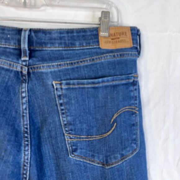 Levis Signature Gold Mid Rise Bootcut Denim Blue Jeans Casual Size 14 Short - Picture 2 of 9
